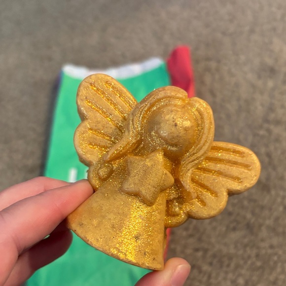 Lush Golden Angel Bath Treat - Picture 2 of 3